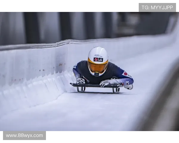 [冰雪]中国雪橇女队出战“雪游龙”.